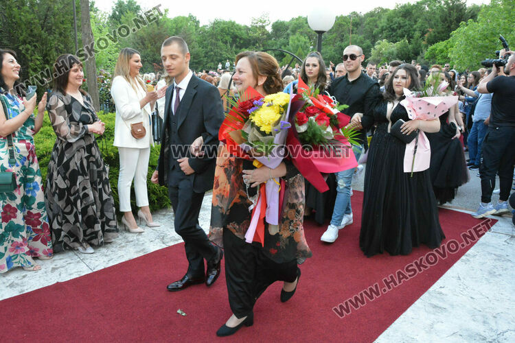 Абитуриентите на ФСГ с лъскави коли, файтон и багер на бала