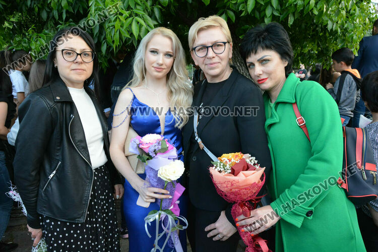 Абитуриентите на ФСГ с лъскави коли, файтон и багер на бала