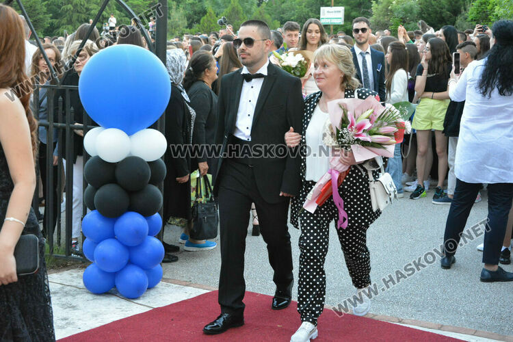 Абитуриентите на ФСГ с лъскави коли, файтон и багер на бала