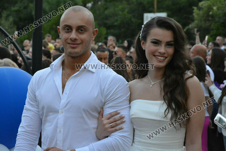 Абитуриентите на ФСГ с лъскави коли, файтон и багер на бала