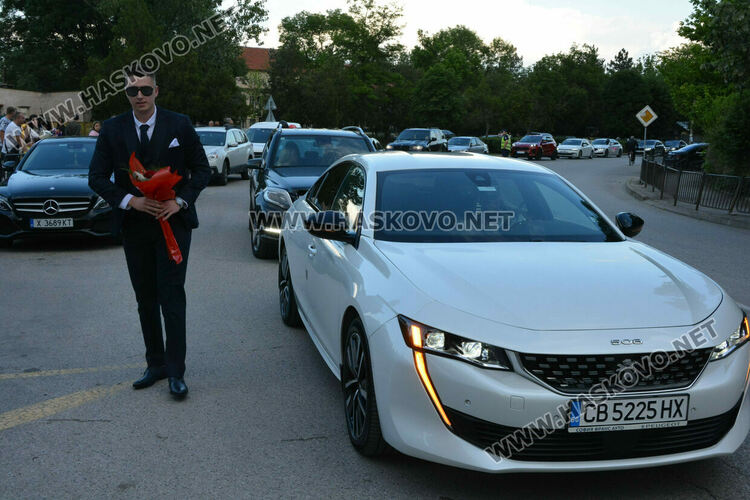 Абитуриентите на ФСГ с лъскави коли, файтон и багер на бала