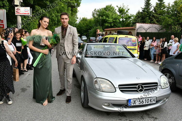 С блясък, стил и красота започна балът на Езиковата гимназия в Хасково