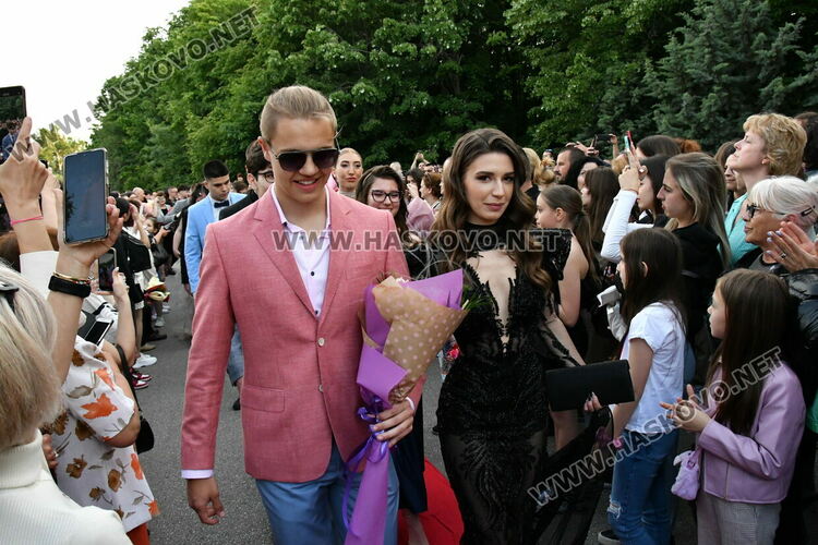 С блясък, стил и красота започна балът на Езиковата гимназия в Хасково