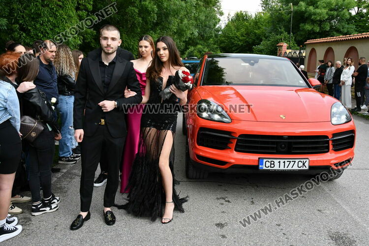 С блясък, стил и красота започна балът на Езиковата гимназия в Хасково