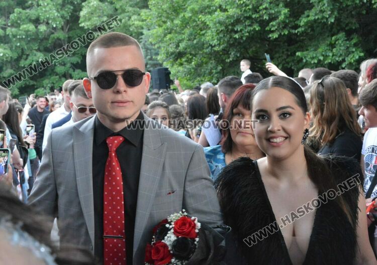 С блясък, стил и красота започна балът на Езиковата гимназия в Хасково