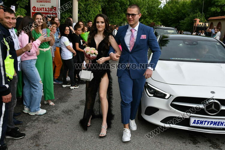 С блясък, стил и красота започна балът на Езиковата гимназия в Хасково