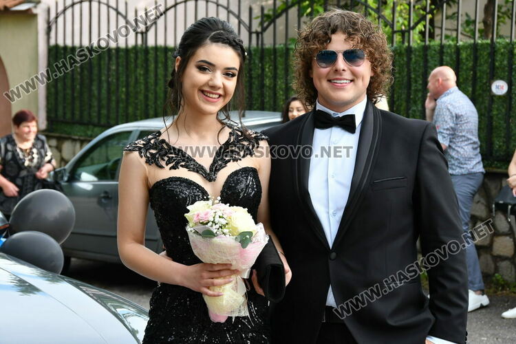 С блясък, стил и красота започна балът на Езиковата гимназия в Хасково