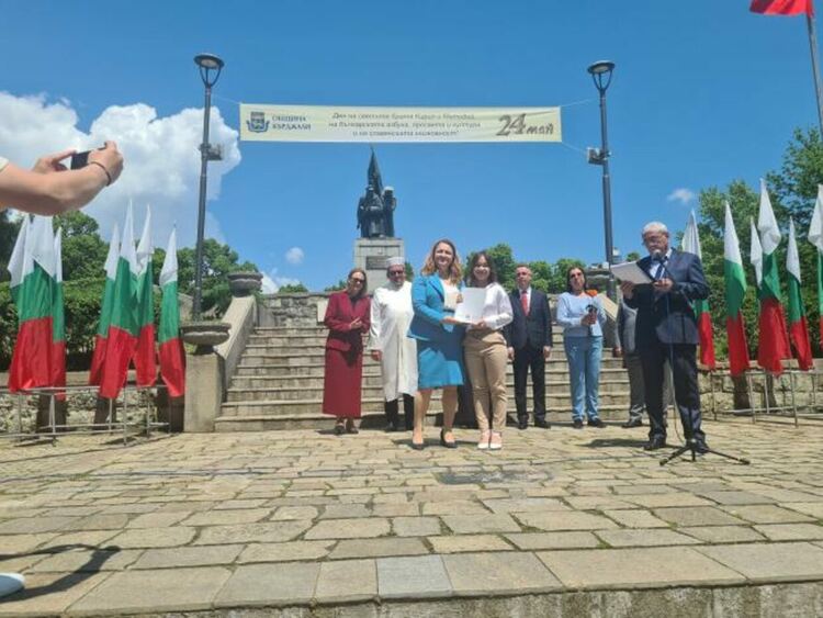 За Деня на книжовността Ротари клуб Кърджали награди 11-ма абитуриенти