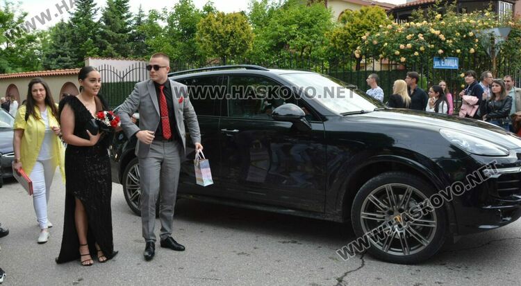 С блясък, стил и красота започна балът на Езиковата гимназия в Хасково