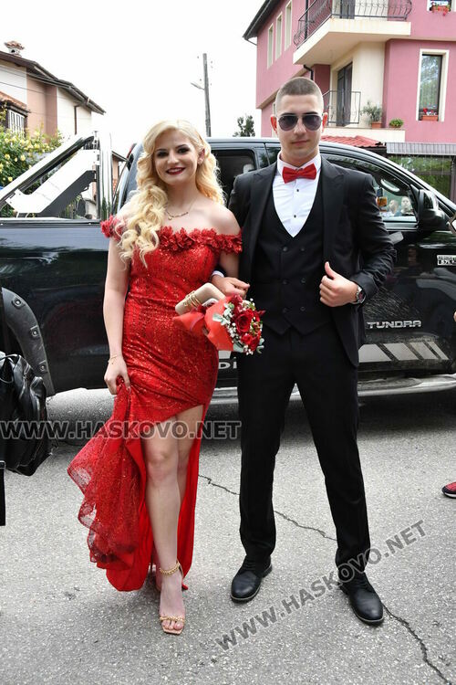 С блясък, стил и красота започна балът на Езиковата гимназия в Хасково