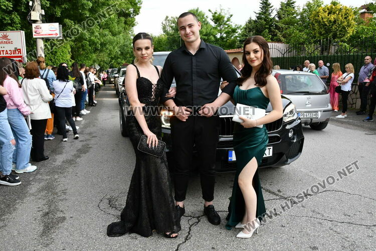 С блясък, стил и красота започна балът на Езиковата гимназия в Хасково