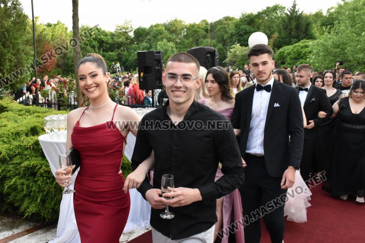 Абитуриентите от ПГТ „Александър Паскалев“ с много настроение и стил празнуват своята бална вечер