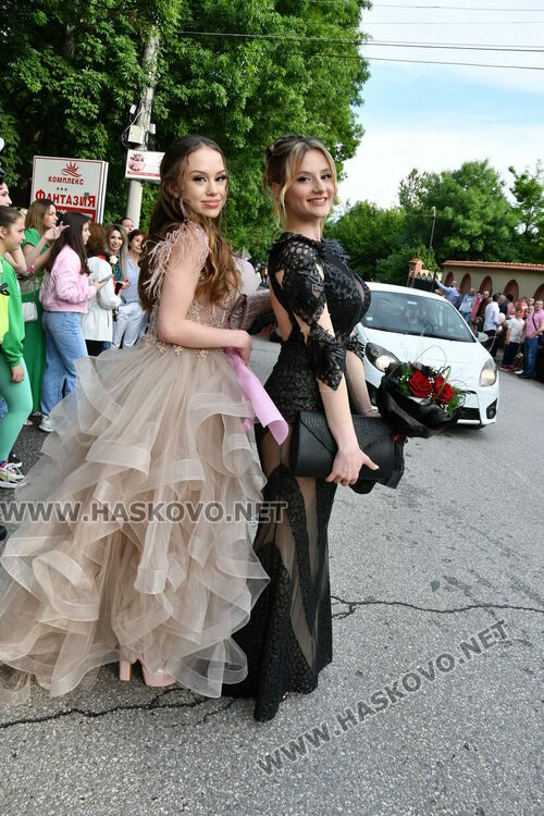 С блясък, стил и красота започна балът на Езиковата гимназия в Хасково