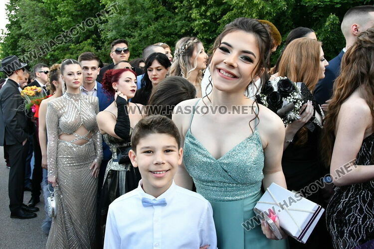 С блясък, стил и красота започна балът на Езиковата гимназия в Хасково