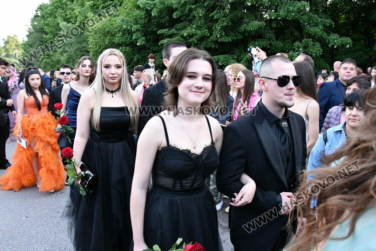 С блясък, стил и красота започна балът на Езиковата гимназия в Хасково