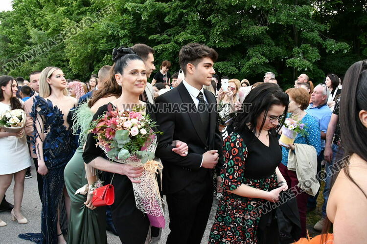 С блясък, стил и красота започна балът на Езиковата гимназия в Хасково