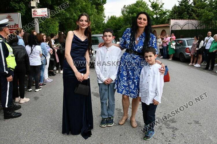 С блясък, стил и красота започна балът на Езиковата гимназия в Хасково