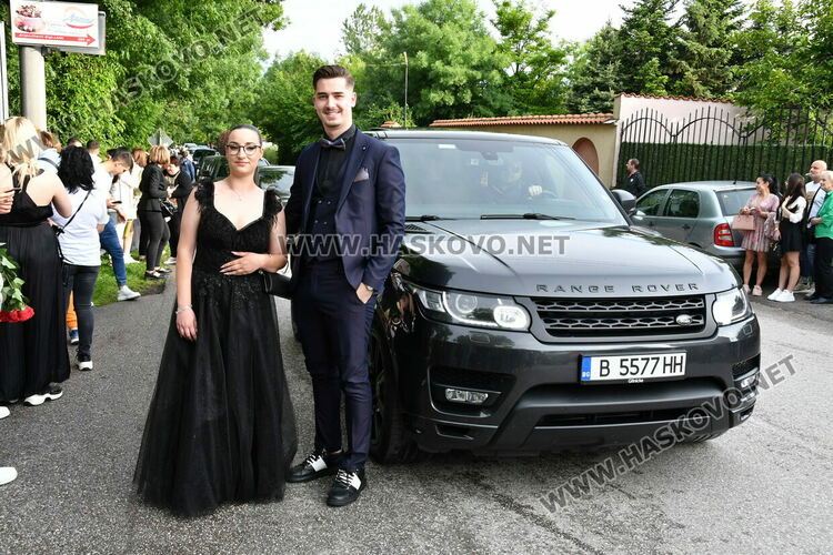 С блясък, стил и красота започна балът на Езиковата гимназия в Хасково