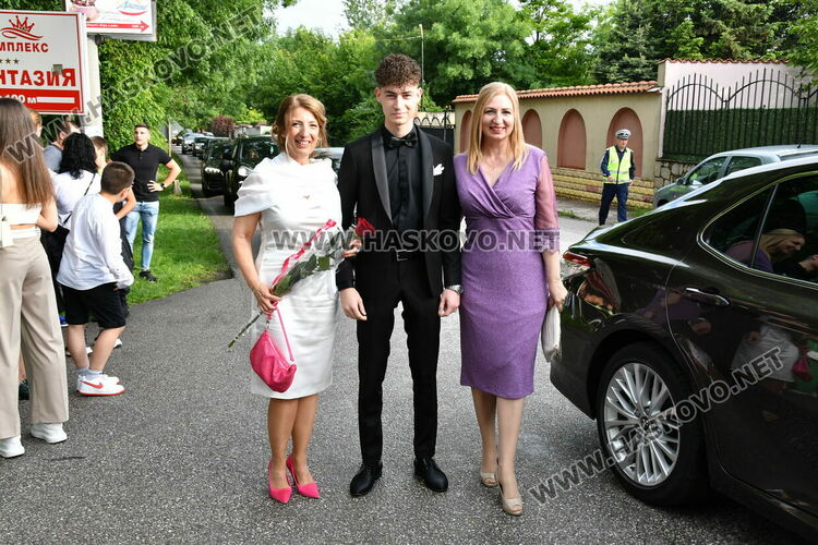 С блясък, стил и красота започна балът на Езиковата гимназия в Хасково