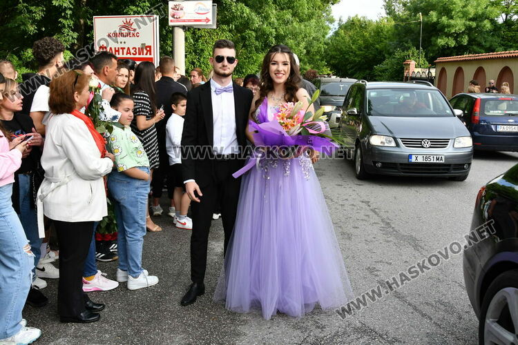 С блясък, стил и красота започна балът на Езиковата гимназия в Хасково