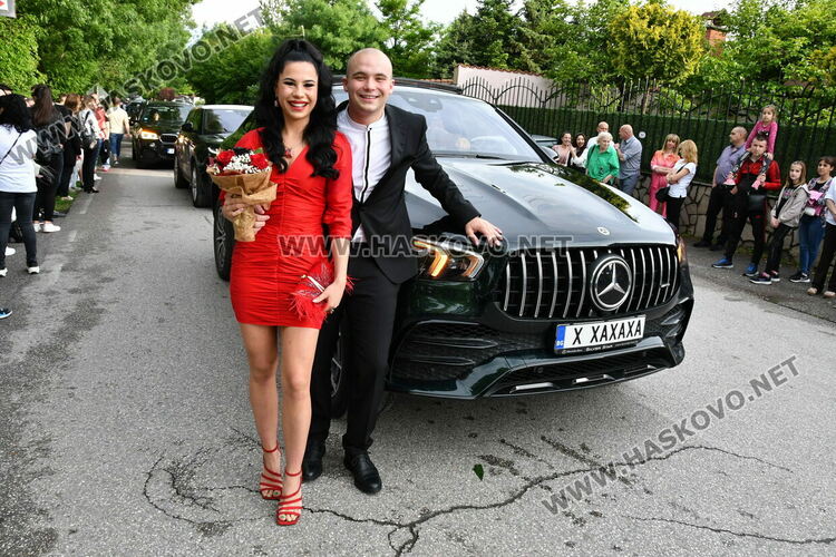 С блясък, стил и красота започна балът на Езиковата гимназия в Хасково