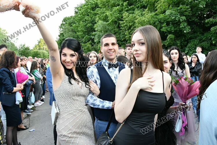 С блясък, стил и красота започна балът на Езиковата гимназия в Хасково