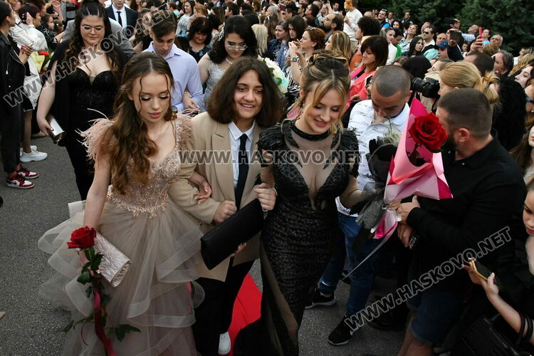С блясък, стил и красота започна балът на Езиковата гимназия в Хасково