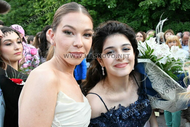 С блясък, стил и красота започна балът на Езиковата гимназия в Хасково