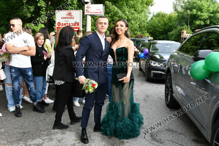 С блясък, стил и красота започна балът на Езиковата гимназия в Хасково