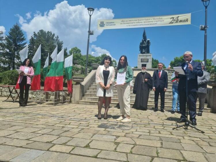 За поредна година Фондация „Хюсние Кяшиф”награди шестима ученици