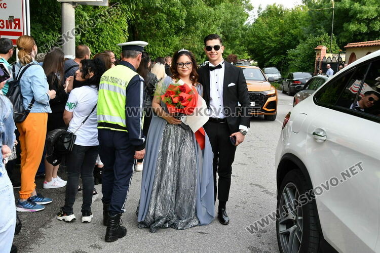 С блясък, стил и красота започна балът на Езиковата гимназия в Хасково