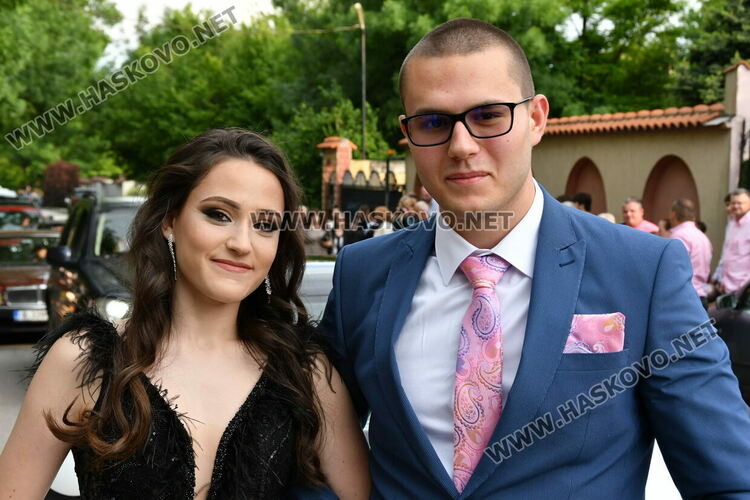 С блясък, стил и красота започна балът на Езиковата гимназия в Хасково