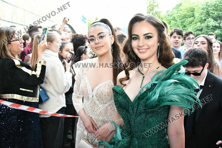 С блясък, стил и красота започна балът на Езиковата гимназия в Хасково