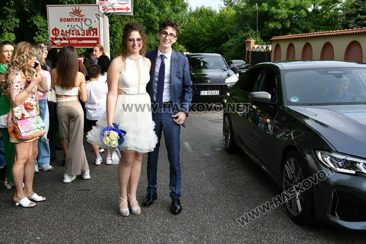 С блясък, стил и красота започна балът на Езиковата гимназия в Хасково