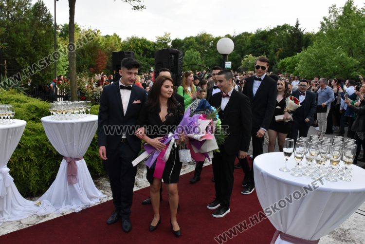 Абитуриентите от ПГТ „Александър Паскалев“ с много настроение и стил празнуват своята бална вечер