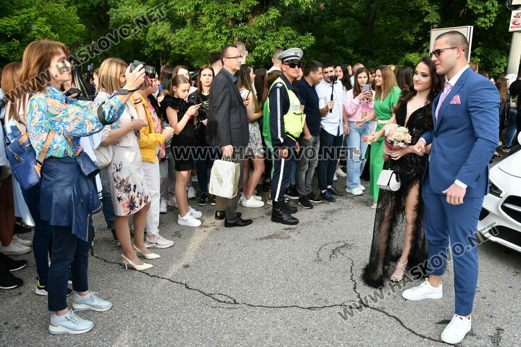 С блясък, стил и красота започна балът на Езиковата гимназия в Хасково