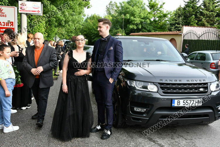 С блясък, стил и красота започна балът на Езиковата гимназия в Хасково