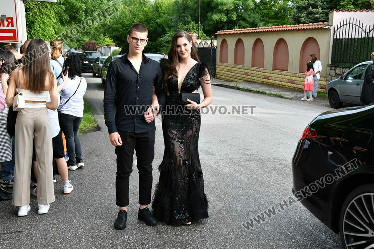 С блясък, стил и красота започна балът на Езиковата гимназия в Хасково