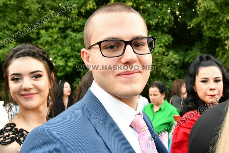 С блясък, стил и красота започна балът на Езиковата гимназия в Хасково