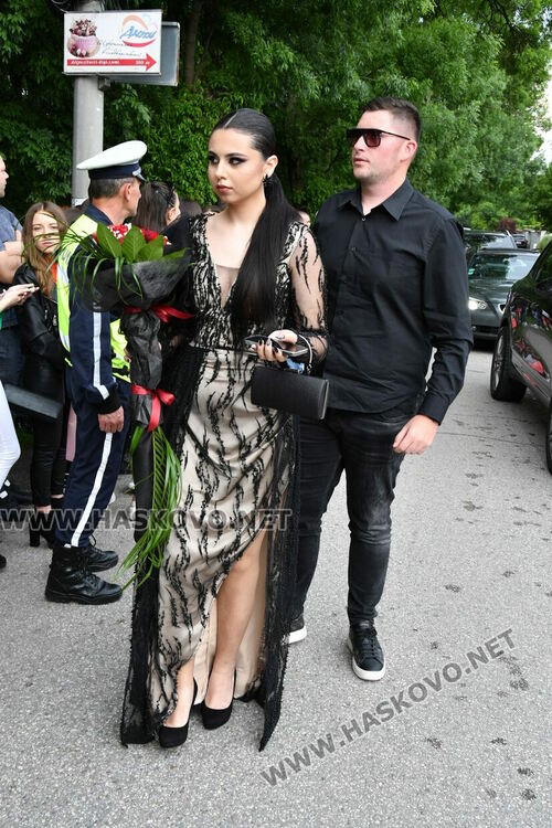 С блясък, стил и красота започна балът на Езиковата гимназия в Хасково