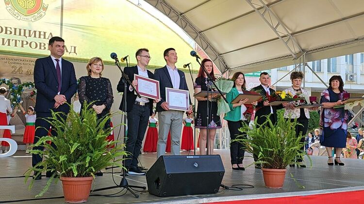 Димитровград отличи най-добрите си учители, културен деец и ученици на връх 24 май