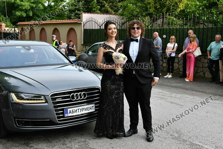 С блясък, стил и красота започна балът на Езиковата гимназия в Хасково