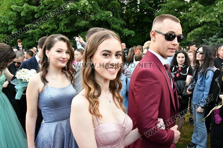 С блясък, стил и красота започна балът на Езиковата гимназия в Хасково