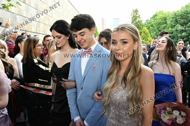 С блясък, стил и красота започна балът на Езиковата гимназия в Хасково