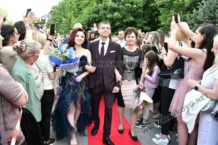 С блясък, стил и красота започна балът на Езиковата гимназия в Хасково