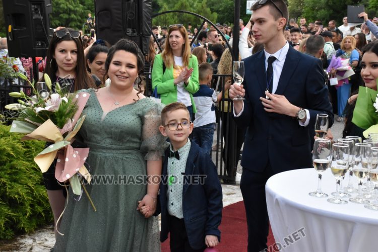Абитуриентите от ПГТ „Александър Паскалев“ с много настроение и стил празнуват своята бална вечер