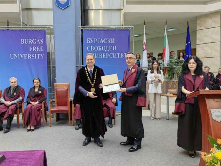  Д-р инж. Хасан Азис получи свидетелство за академична длъжност доцент по администрация и управление