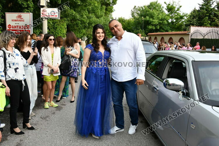 С блясък, стил и красота започна балът на Езиковата гимназия в Хасково