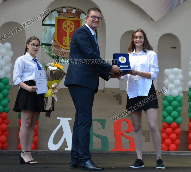Учениците на годината в Хасково получиха наградите си на тържествена церемония