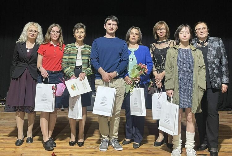 Отличени ученици и учители от Езикова гимназия „Христо Ботев“, град Кърджали за 24 май от Областния управител